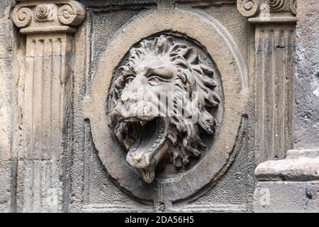 Baku, Aserbaidschan – 4. September 2020. Mascaron Ornament mit einem Löwenkopf gracing Fassade des 1887 öffentlichen Hammam Fantasia in Baku. Stockfoto