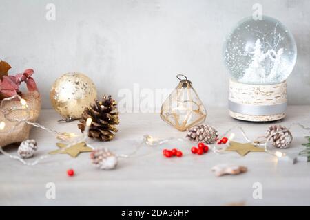 Weihnachtsdekorationen, Nahaufnahme von Weihnachtsdekorationen und Schneekugel. Stockfoto