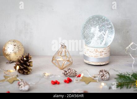 Weihnachtsdekorationen, Nahaufnahme von Weihnachtsdekorationen und Schneekugel. Stockfoto