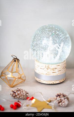 Weihnachtsdekorationen, Nahaufnahme von Weihnachtsdekorationen und Schneekugel. Stockfoto