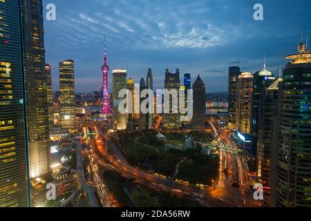 Skyline des Finanzviertels Pudong in der Abenddämmerung, Shanghai, China. Stockfoto