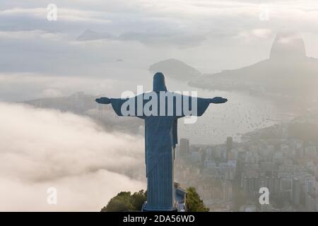 Blick auf die Art Deco Statue von Christus dem Erlöser auf dem Corcovado Berg in Rio de Janeiro, Brasilien. Stockfoto