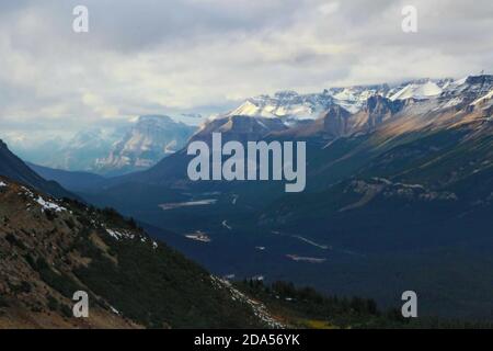 Sie können den Icefield Parkway Highway sehen, wenn er durch die kanadischen Rockies führt. Stockfoto