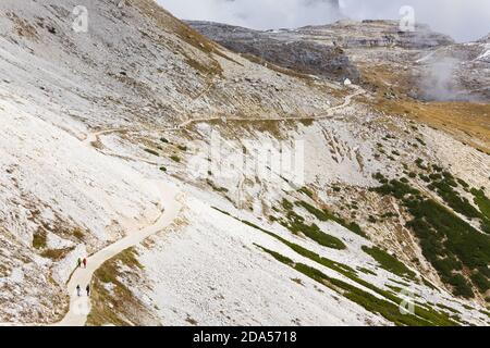 Bergweg und kleine Kapelle, Naturpark Sextner Dolomiten Stockfoto