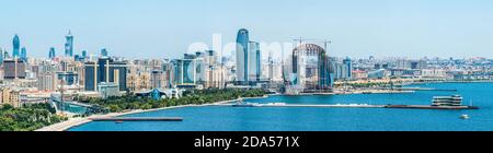 Baku, Aserbaidschan – 1. August 2020. Panoramablick auf die Skyline von Baku mit modernen Gebäuden und Wolkenkratzern entlang der Kaspischen Küste. Stockfoto