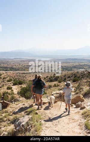 Drei Personen, Familienwanderung auf einem Wanderweg durch eine geschützte Canyon-Landschaft Stockfoto