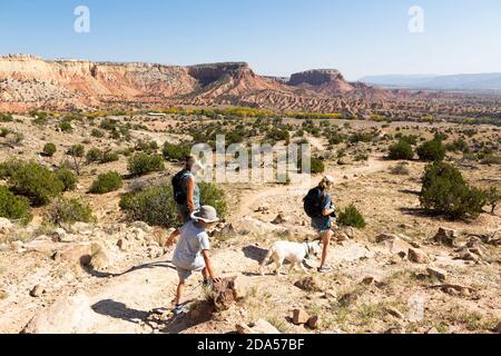 Drei Personen, Familienwanderung auf einem Wanderweg durch eine geschützte Canyon-Landschaft Stockfoto