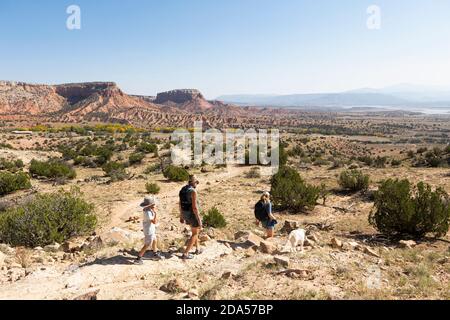 Drei Personen, Familienwanderung auf einem Wanderweg durch eine geschützte Canyon-Landschaft Stockfoto