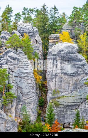 Sandsteinfelsenbildung im lebendigen Herbstwald. Prachov Rocks, Tschechisch: Prachovske skaly, im Böhmischen Paradies, Tschechische Republik Stockfoto