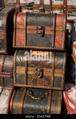 Satz von Holzkisten hellbraune Farbe Stockfoto