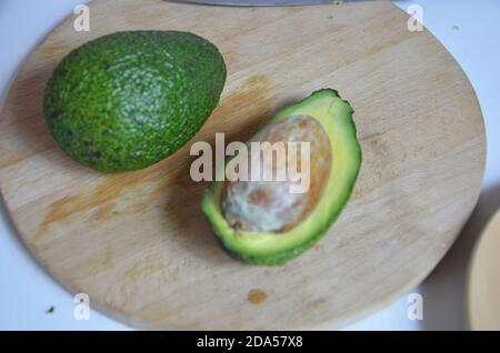 Natürliche Bio reife Avocado. Halbe Avocado auf weißem Hintergrund. Isoliert. Draufsicht. Stockfoto