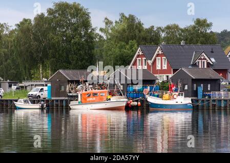 Boote im Hafen Garz auf der Insel Rügen in ruhigen Stunden vor Sonnenuntergang Stockfoto