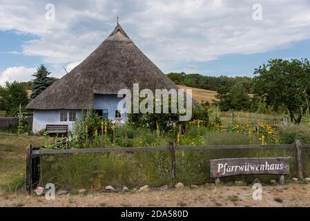 Das Witwenhaus des Pastors ist eines der ältesten Häuser der Insel Rügen Stockfoto