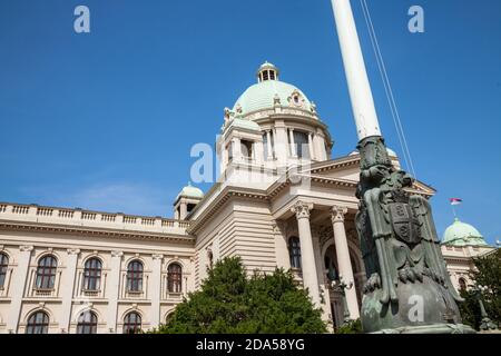 Haupteingang der Nationalversammlung der Republik Serbien in Belgrad. Auch als Narodna Skupstina bekannt, so ist der Sitz der Nationalversammlung Stockfoto