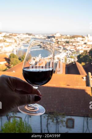 Verkostung von verschiedenen befestigten Dessert Rubin, tawny Portweine in Gläsern mit Blick auf den Douro Fluss, porto Lodges von Vila Nova de Gaia und Stadt Porto Stockfoto