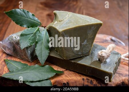 Grüne Blöcke von handgefertigter Bio-Lorbeer Lorbeer-Seife aus der Provence, Frankreich Stockfoto