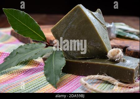 Grüne Blöcke von handgefertigter Bio-Lorbeer Lorbeer-Seife aus der Provence, Frankreich Stockfoto