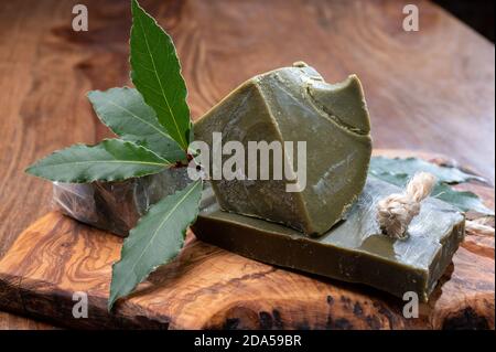 Grüne Blöcke von handgefertigter Bio-Lorbeer Lorbeer-Seife aus der Provence, Frankreich Stockfoto