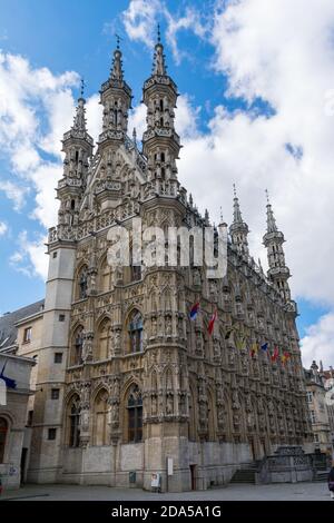 Vertikale Aufnahme des historischen Rathauses von Leuven in Belgien Stockfoto