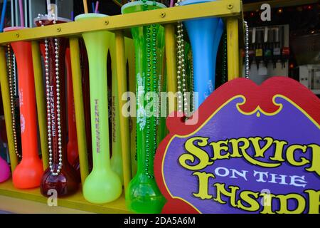 Souvenir- und Geschenkladen mit Madi Gras Perlen und bunten Yard Cups mit dem Tennessee und anderen staatlichen Emblemen in Gatlinburg, TN Stockfoto