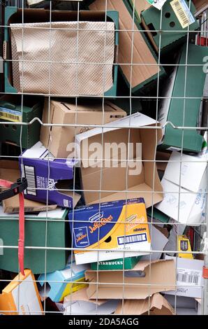 Nahaufnahme von recycelbaren Kartons für das Recycling hinter Draht Im Supermarkt Rollkäfig Stockfoto