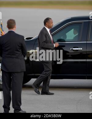 FORT LAUDERDALE, FL - DEZEMBER 07: US-Präsident Donald Trump und der US-amerikanische Minister für Wohnungsbau und Stadtentwicklung Ben Carson entfliegen am 7. Dezember 2019 in Fort Lauderdale, Florida, von Air Force One am Fort Lauderdale-Hollywood International Airport. Personen: Ben Carson Kredit: Storms Media Group/Alamy Live News Stockfoto