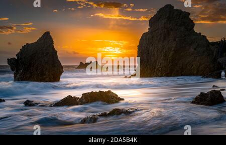 El Matador State Beach Sonnenuntergang an der Malibu Coast, California Coast Strandlandschaft Meereslandschaft Fotografie Stockfoto