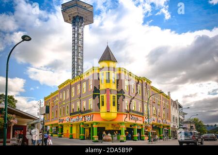 Die Gatlingburg Space Needle ragt über die Innenstadt von Gatlinburg, TN, mit Menschen, die Attraktionen genießen, wie Ripley's glauben, es ist whacky, bunt Stockfoto