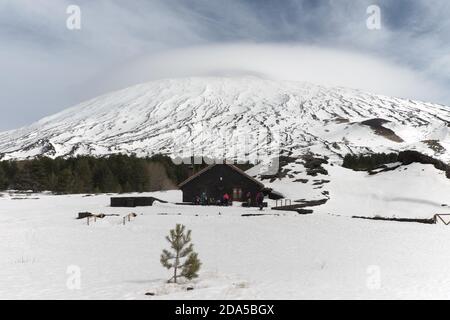 Schneebedecktes Galvarina-Plateau; auf dem Hintergrund Galvarina Refuge und Ätna unter der Lentikularwolke, Sizilien Stockfoto