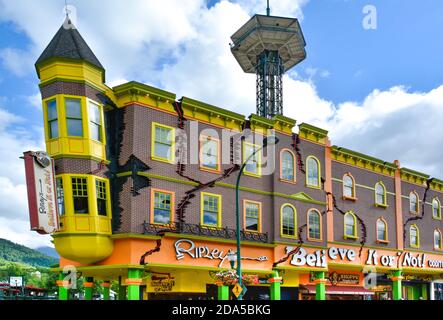 Die Gatlinburg Space Needle ragt über 'Ripley's Believe it or not' s abgedrehtes Gebäude in Gatlinburg, TN, in den Smoky Mountains in East Tennessee Stockfoto