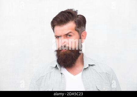 Erhielt zu rasieren. Männliche lässige Mode Stil. Jeansoptik. Reifen Hipster mit Bart. Friseur kümmern. brutale Hipster mit Schnurrbart. emittieren Vertrauen. barbershop Professional. Bärtiger Mann ernsthaft abgestimmt. Stockfoto