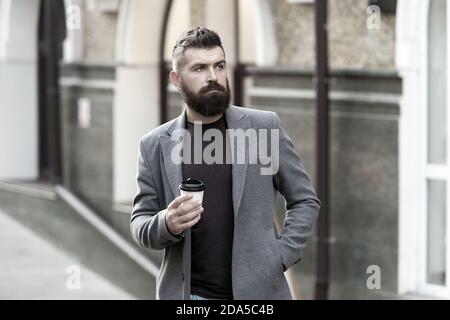 Man bärtige hipster Pappbecher Kaffee trinken. Noch ein Schluck Kaffee. Kaffee trinken für Unterwegs. Geschäftsmann lumbersexual Erscheinungsbild genießen Sie Kaffee Pause aus Business Center. Entspannen und erholen Sie sich. Stockfoto