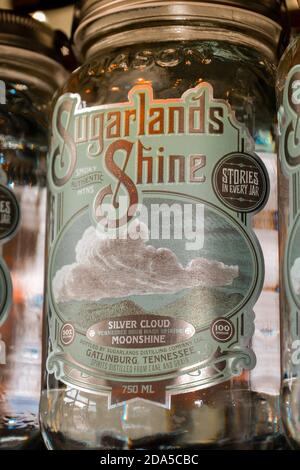 Nahaufnahme eines Moonshine-Einmachglases mit Etikett für Sugarlands Shine, Silver Cloud, in der Sugarlands Destillerie in Gatlinburg, TN, in der Smoky Mounta Stockfoto