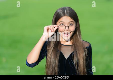 Verbesserte Sicht ist möglich. Happy Kid fix Brillen grünen Rasen. Sehkorrektur. Brille und Kontakte. Augentest. Pädiatrische Augenheilkunde. Optiksalon. Modische Brillen. Stockfoto