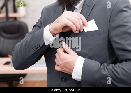 Business Card. Unternehmer setzen Karte im Anzug. Man. Moderne Geschäftsmann. Männliche Mode. Mann mit Kreditkarte. Nehmen Sie Platz in der Tasche. Hier ist meine Karte. Business Suit dress code. Stockfoto