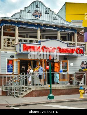 Menschen am Eingang der beliebten Bubba Gump Shrimp Co, einer familienfreundlichen Kette für Meeresfrüchte, in Gatlinburg, TN, in den rauchigen Bergen, Stockfoto