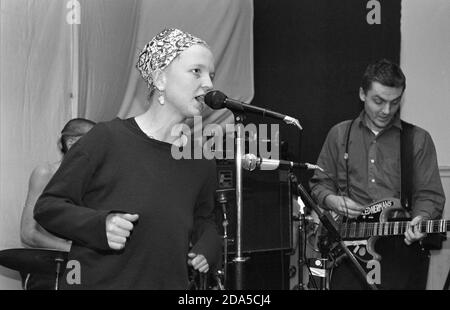 Marion Coutts und Andy Moor von der Postpunk-Band Dog aus Edinburgh spielten 1987 im Horse and Groom, Bedford, Großbritannien. Stockfoto