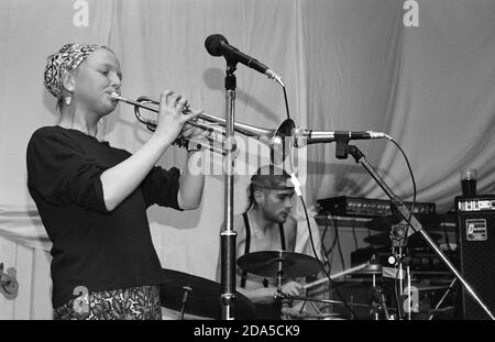 Marion Coutts und Wilf Plum von der Postpunk-Band Dog aus Edinburgh spielten 1987 im The Horse and Groom, Bedford, Großbritannien. Stockfoto