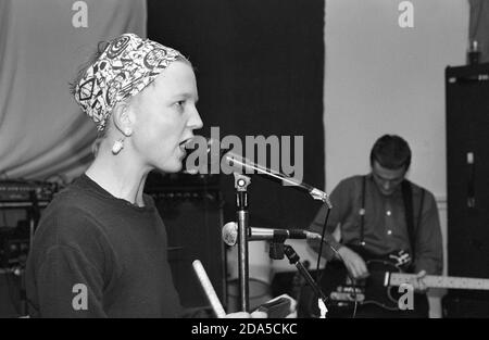 Marion Coutts und Andy Moor von der Postpunk-Band Dog aus Edinburgh spielten 1987 im Horse and Groom, Bedford, Großbritannien. Stockfoto