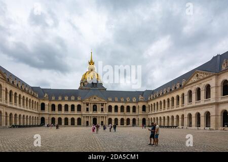 Paris, Frankreich - 29. August 2019 : Ehrenhof im Invalidenpalast, oder Nationalresidenz des Invalidenhofes. Komplex von Museen und Monu Stockfoto