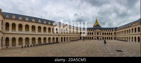 Paris, Frankreich - 29. August 2019 : Ehrenhof im Invalidenpalast, oder Nationalresidenz des Invalidenhofes. Komplex von Museen und Monu Stockfoto