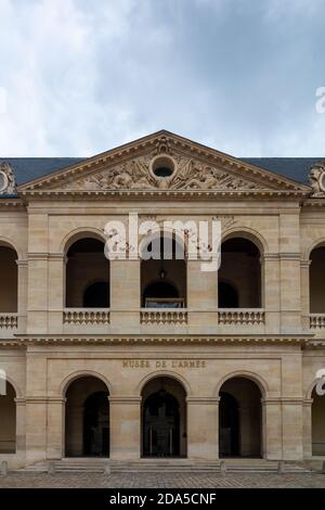 Paris, Frankreich - 29. August 2019 : Ehrenhof im Invalidenpalast, oder Nationalresidenz des Invalidenhofes. Komplex von Museen und Monu Stockfoto