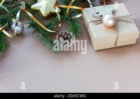 Weihnachtliche festliche Hintergrund mit Tannenzweigen, Geschenke in Schachteln, Kugeln und Spielzeug. Draufsicht, Kopierbereich Stockfoto