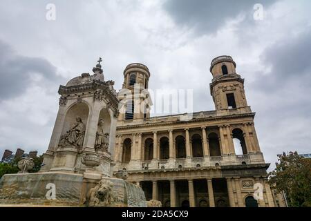 Der Brunnen des Platzes Saint-Sulpice. Saint-Sulpice ist eine römisch-katholische Kirche in Paris. Es ist die zweitgrößte Kirche der Stadt nach Notre D Stockfoto