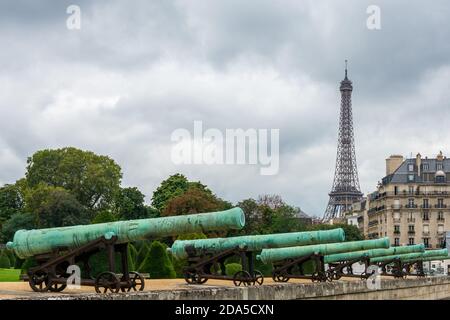 Kanonen vor Les Invalides mit dem Eiffelturm im Hintergrund Stockfoto