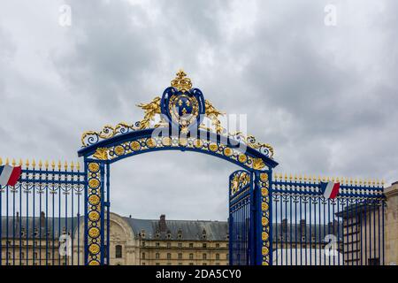 Gemusterter blauer Zaun mit dem Eingangstor zum Invalidendom Armeemuseum in Paris Stockfoto