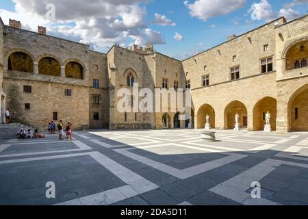 Touristen entspannen sich im Schatten im Innenhof des Palast des Großmeisters der Ritter von Rhodos Auf der Mittelmeerinsel Rhodos Griechenland Stockfoto