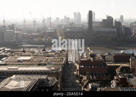 Blick auf Bankside, Tate Modern und die Millennium Bridge Stockfoto