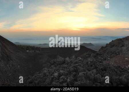 De Fiore Vulkankrater und Gruppe von alten Vulkankegel im westlichen Ätna Park am Abend, Sizilien Stockfoto