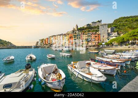 Boote säumen den Hafen der bunten, touristischen italienischen Stadt Portovenere, entlang der ligurischen Küste der italienischen Riviera. Stockfoto